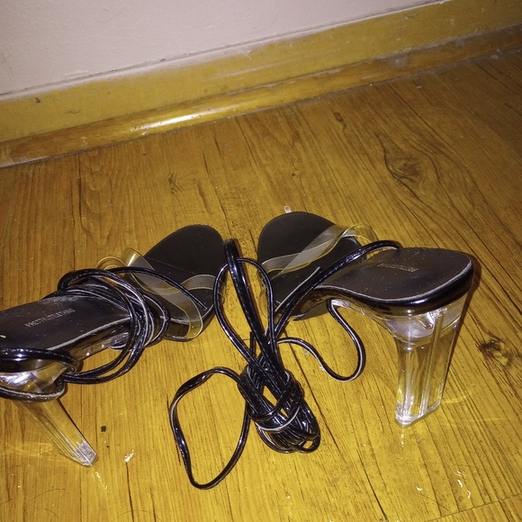 Pretty little things Sandals - Picture 2 of 3